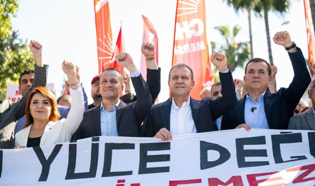 Yenişehir Miting Alanı'nda toplanan sendikalar, siyasi partiler ve sivil toplum