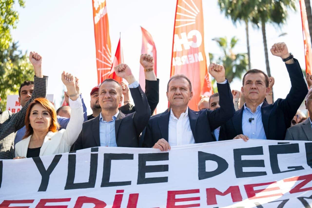 Yenişehir Miting Alanı'nda toplanan sendikalar, siyasi partiler ve sivil toplum