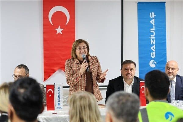 Gaziantep Büyükşehir Belediye Başkanı Fatma Şahin, belediye personelleriyle bir araya
