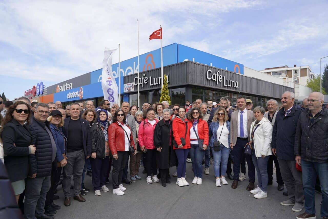 Başkan Sarıkurt, 1 Mayıs'ta Omurtak Caddesi'nden Atatürk Meydanı'na yapılan yürüyüşte