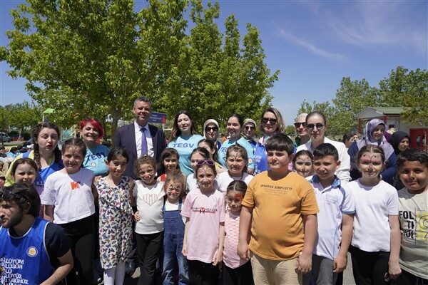 Gölbaşı Gençlik Parkı piknik alanında özel gereksinimli çocuklarla bir araya