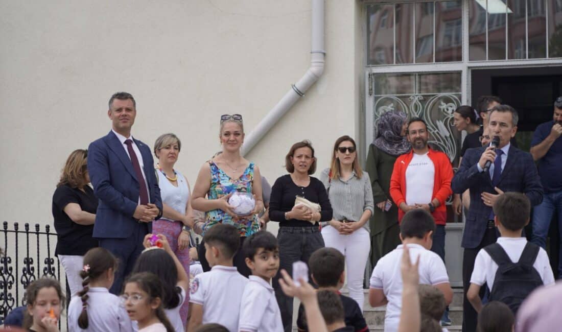 Okul bahçesinde gerçekleştirilen kermeste öğrenciler, veliler ve öğretmenlerle bir araya