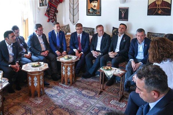 TBMM Grup Başkanvekili Demokratik Bölgeler Partisi milletvekili Sırrı Süreyya Önder'e