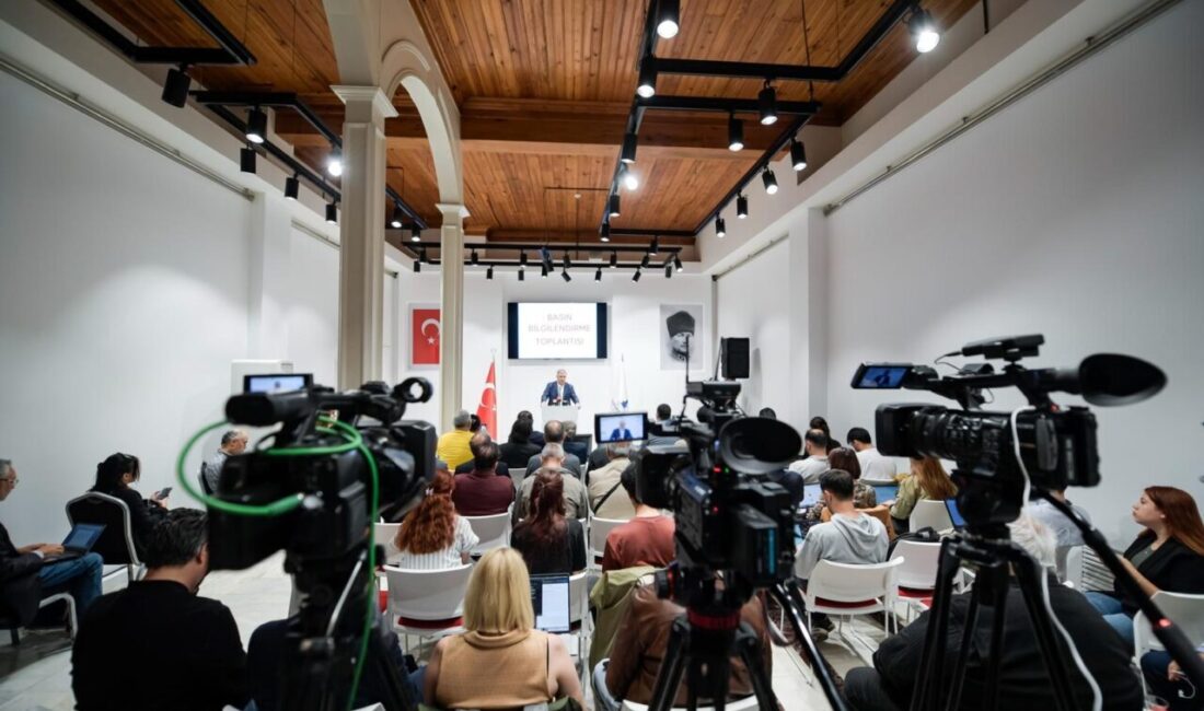 İzmir Büyükşehir Belediye Başkanı Dr. Cemil Tugay, basın mensupları ile