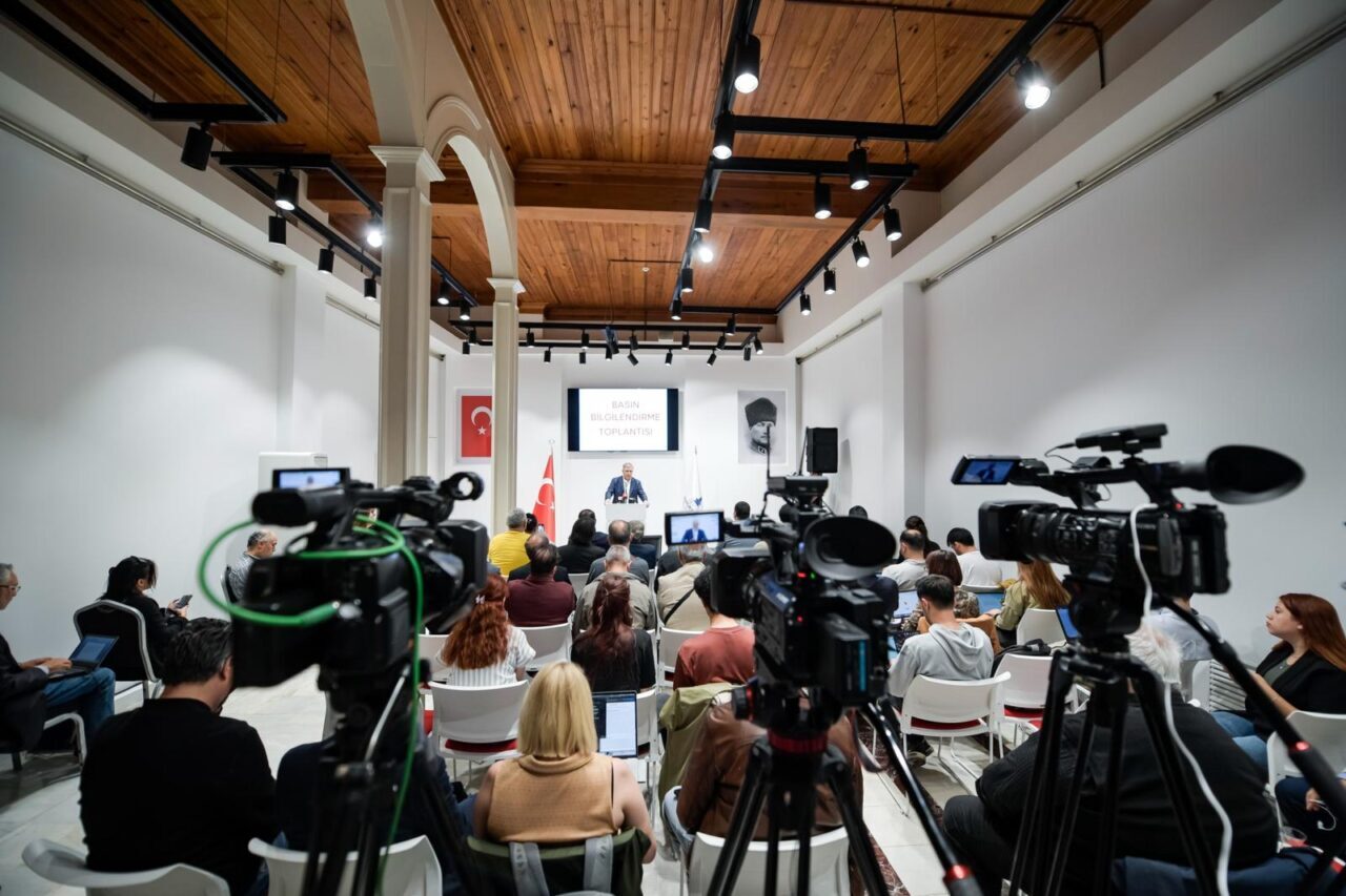 İzmir Büyükşehir Belediye Başkanı Dr. Cemil Tugay, basın mensupları ile