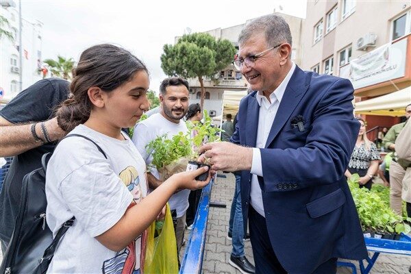 Başkan Cemil Tugay, protokol eşliğinde ilk olarak Seferihisar Belediyesi'nin Can