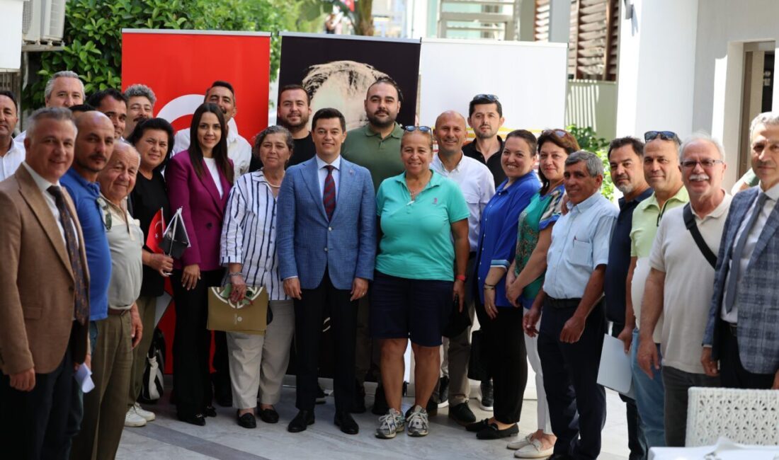 Marmaris Belediye Başkanı Acar Ünlü, yaz hareketliliği öncesi mahalle muhtarlarıyla