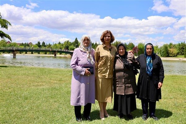 Kent Lokantası’nda kadınlarla yemek yiyip, sohbet eden Ünlüce, “Biz bu