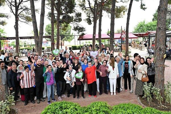 Muratpaşa Belediye Başkanı Uysal, Engelsiz Kafe'nin 10. yılını özel bireylerle