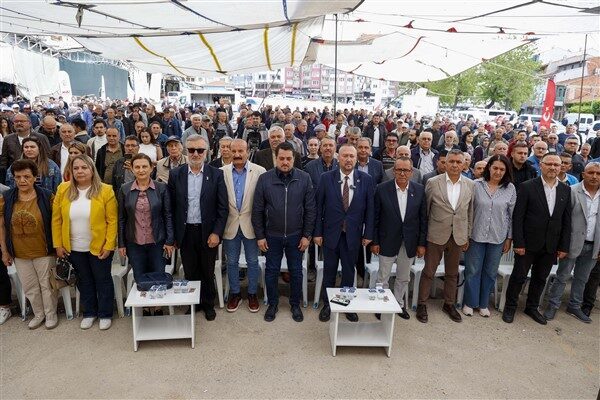 Uşak Belediye Başkanı Özkan Yalım, pazarcı esnafı ve mahalle sakinlerinin