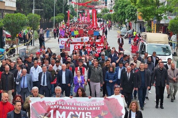 Manisa'da yapılan 1 Mayıs Emek ve Dayanışma Günü yürüyüşünde Başkan