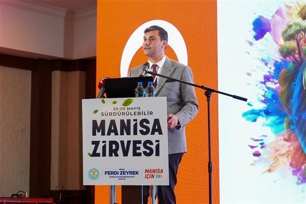 Zirvenin öğleden sonraki oturumunda Manisa Büyükşehir Belediye Başkanı Ferdi Zeyrek