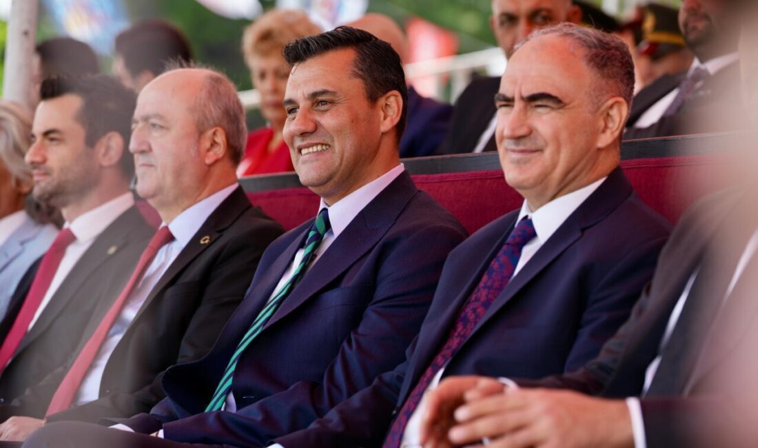 Başkan Zeyrek’in de yer aldığı Cumhuriyet Meydanı’ndaki resmi törene, Manisa