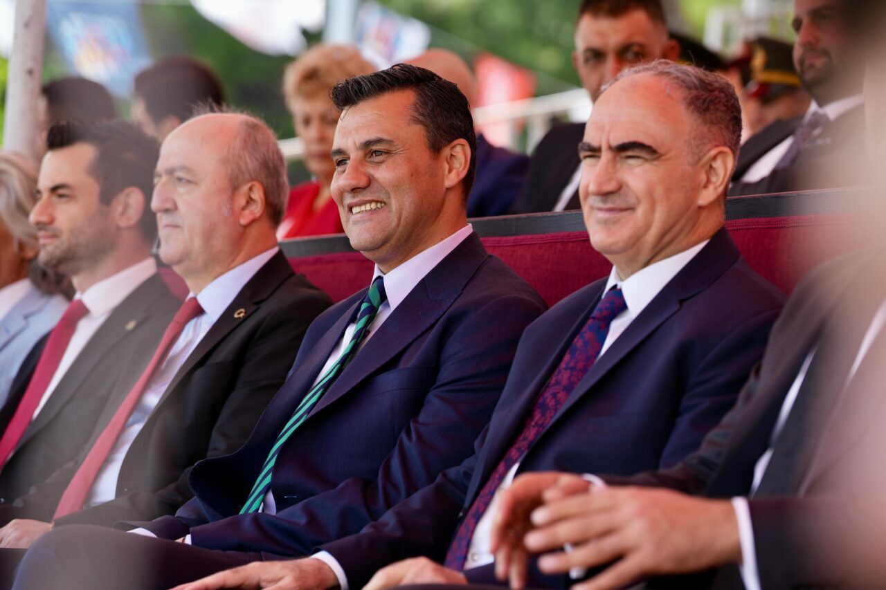 Başkan Zeyrek’in de yer aldığı Cumhuriyet Meydanı’ndaki resmi törene, Manisa