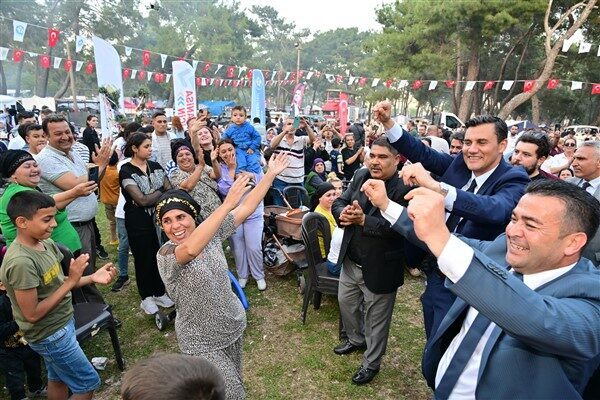 Manisa Büyükşehir Belediye Başkanı Mimar Ferdi Zeyrek, Hıdırellez şenliklerine katılarak