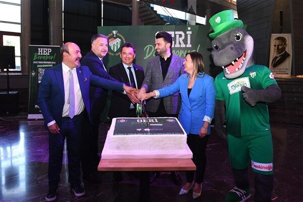 Düzenlenen etkinlikte, Bursaspor’un Süper Lig şampiyonluğunun 15’inci yıl dönümü kesilen