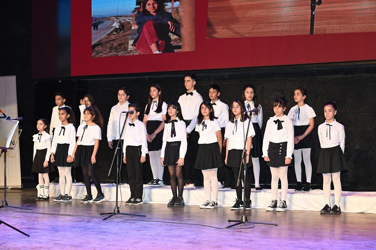 Arş. Gör. Derya Can Karabulut yönetiminde sahne alan minik öğrenciler,