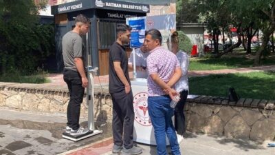 Etkinlikte, katılımcıların boy ve kilo ölçümleri yapılarak beden kitle indeksleri