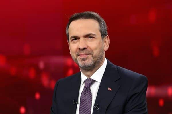 Bayraktar, Sakarya Gaz Sahası'nda üretimi artıracak platformun Boğaz'dan geçeceğini belirtti.