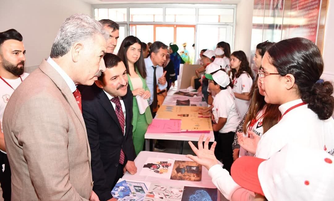Öğrencilerin projelerinin sergilendiği etkinlikte, Kaymakam Mahmut Sami Yılmaz öğrencileri tebrik