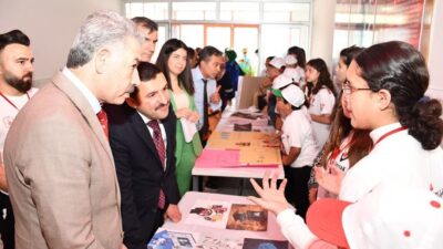 Öğrencilerin projelerinin sergilendiği etkinlikte, Kaymakam Mahmut Sami Yılmaz öğrencileri tebrik