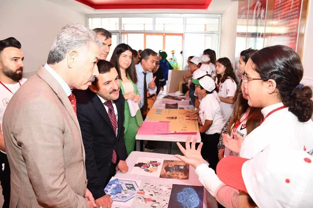 Öğrencilerin projelerinin sergilendiği etkinlikte, Kaymakam Mahmut Sami Yılmaz öğrencileri tebrik