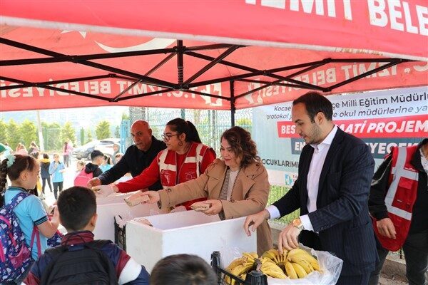 İzmit Belediyesi, Beslenme Saati projesi kapsamında bu sabah Gültepe ve