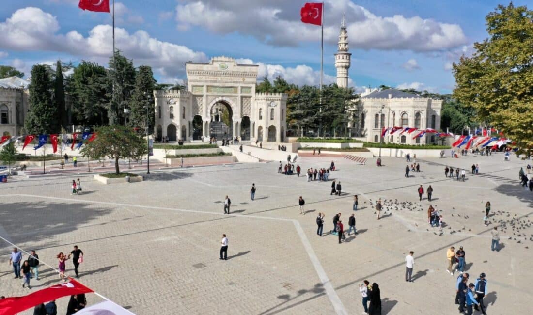 İstanbul Büyükşehir Belediyesi, İstanbul'un Kurtuluşunun 99. yıldönümünde tarihi Beyazıt Meydanı'nı