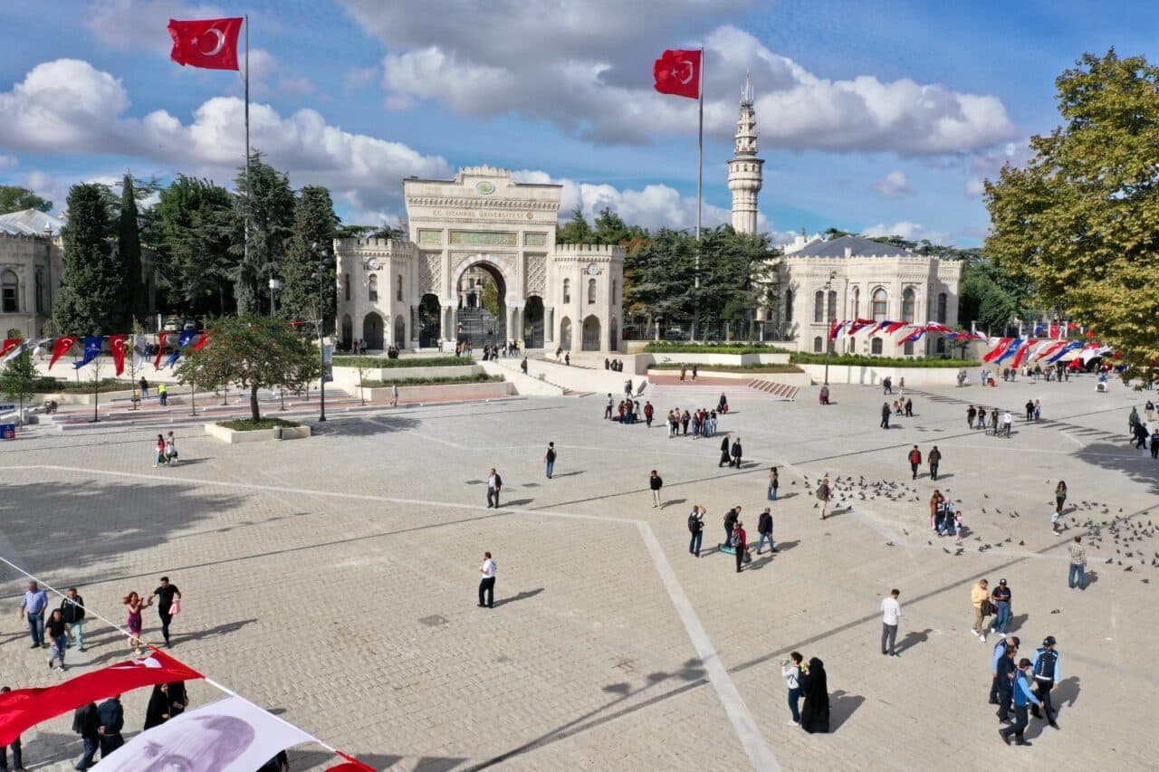 İstanbul Büyükşehir Belediyesi, İstanbul'un Kurtuluşunun 99. yıldönümünde tarihi Beyazıt Meydanı'nı