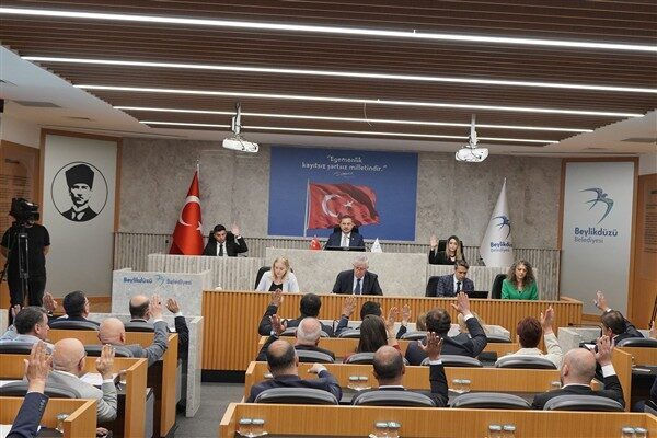 Beylikdüzü Belediyesi Meclis Toplantısı'nda, deprem, saldırı ve siyasi konular ele