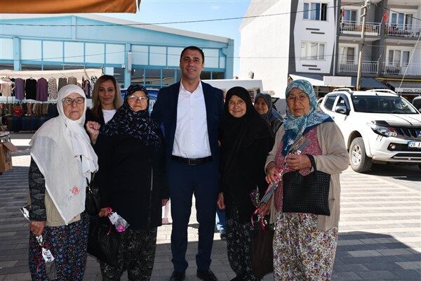 Beylikovalı annelere düzenlenen etkinlikte bin çiçek dağıtıldı. Başkan Karabacak ve
