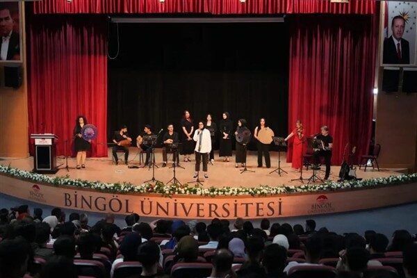 Bingöl Üniversitesi, 2024-2025 akademik yılı mezuniyet etkinlikleri kapsamında konser düzenledi.
