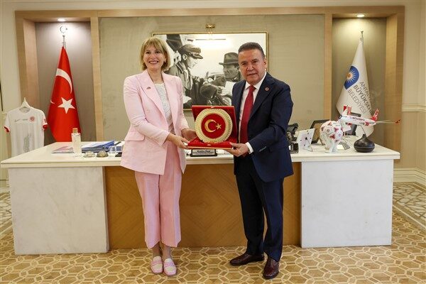 Antalya Büyükşehir Belediye Başkanı Muhittin Böcek, İngiltere ile ticaret ve