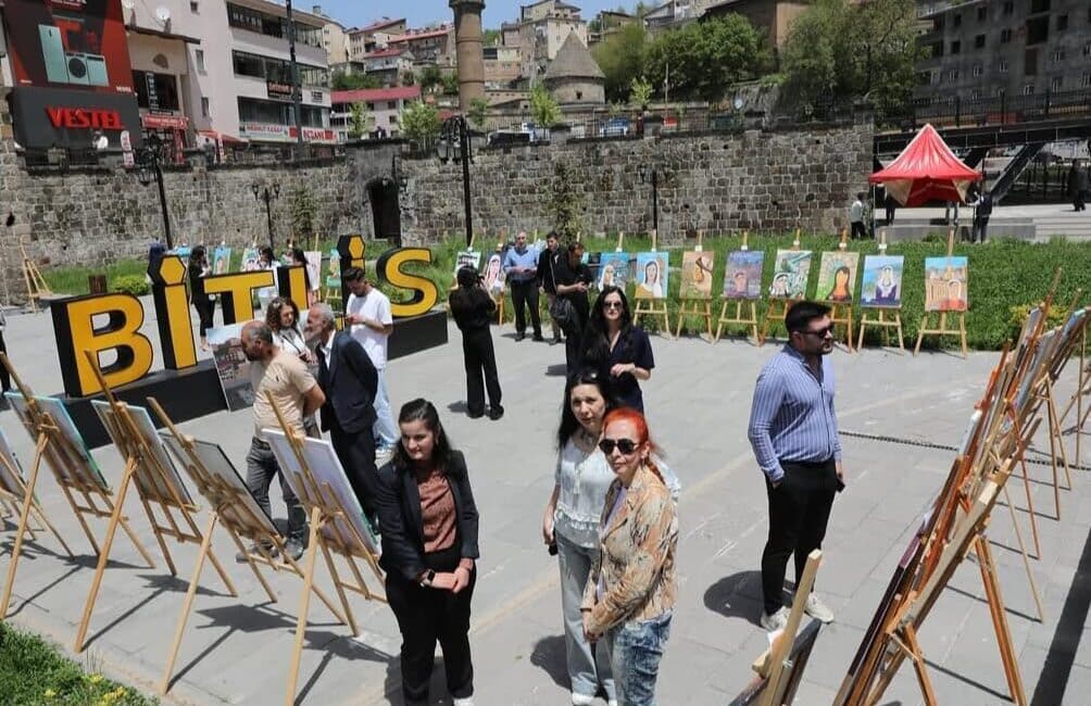 Türkiye’nin 81 ilinden 81 öğretmenin eserlerinin yer aldığı sergi, ressam