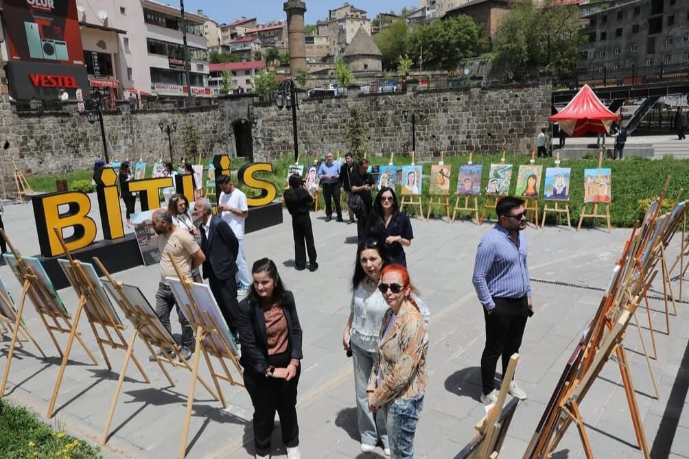 Türkiye’nin 81 ilinden 81 öğretmenin eserlerinin yer aldığı sergi, ressam