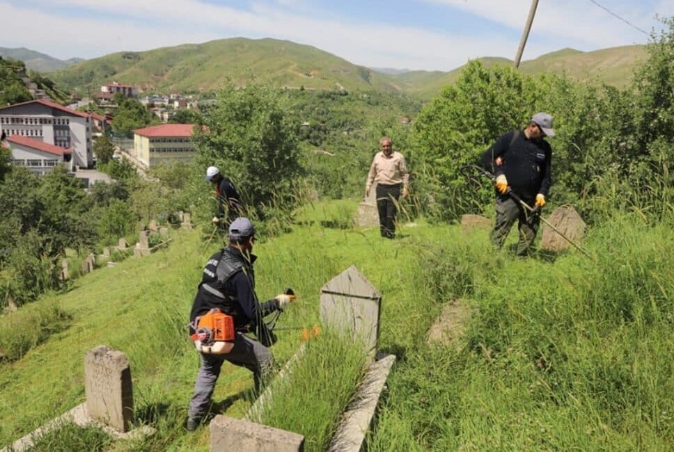 Çalışmalar kapsamında; yabani otların biçimi, çevre temizliği, çöp toplama ve