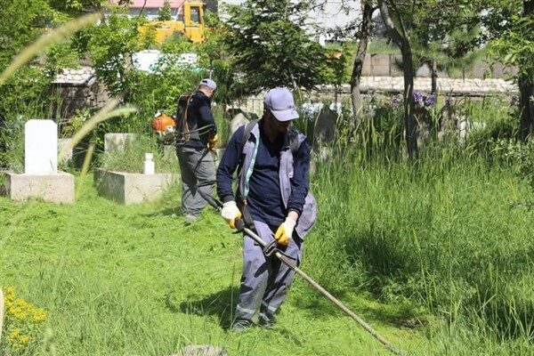 Belediye Mezarlık Müdürlüğü ekipleri tarafından yürütülen çalışmalar kapsamında, mezarlık alanlarında