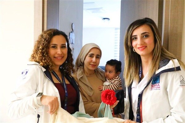 Bodrum Belediyesi, yeni doğan bebekleri ziyaret ederek hediye setleri veriyor
