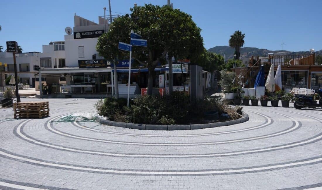 Yalıkavak Mahallesi Plaj Caddesi’nde granit küp taş döşemesi yapılırken, 240