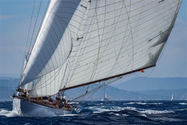Bodrum Yalıçiftlik açıklarında 22 metrelik tekne su almaya başladı. Tekne,