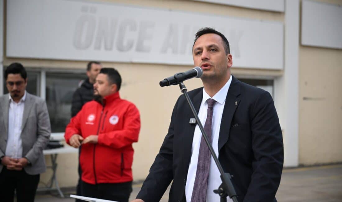 Başkan Eşki, işçilerle birlikte halay çekerek mücadele çağrısında bulundu. DİSK