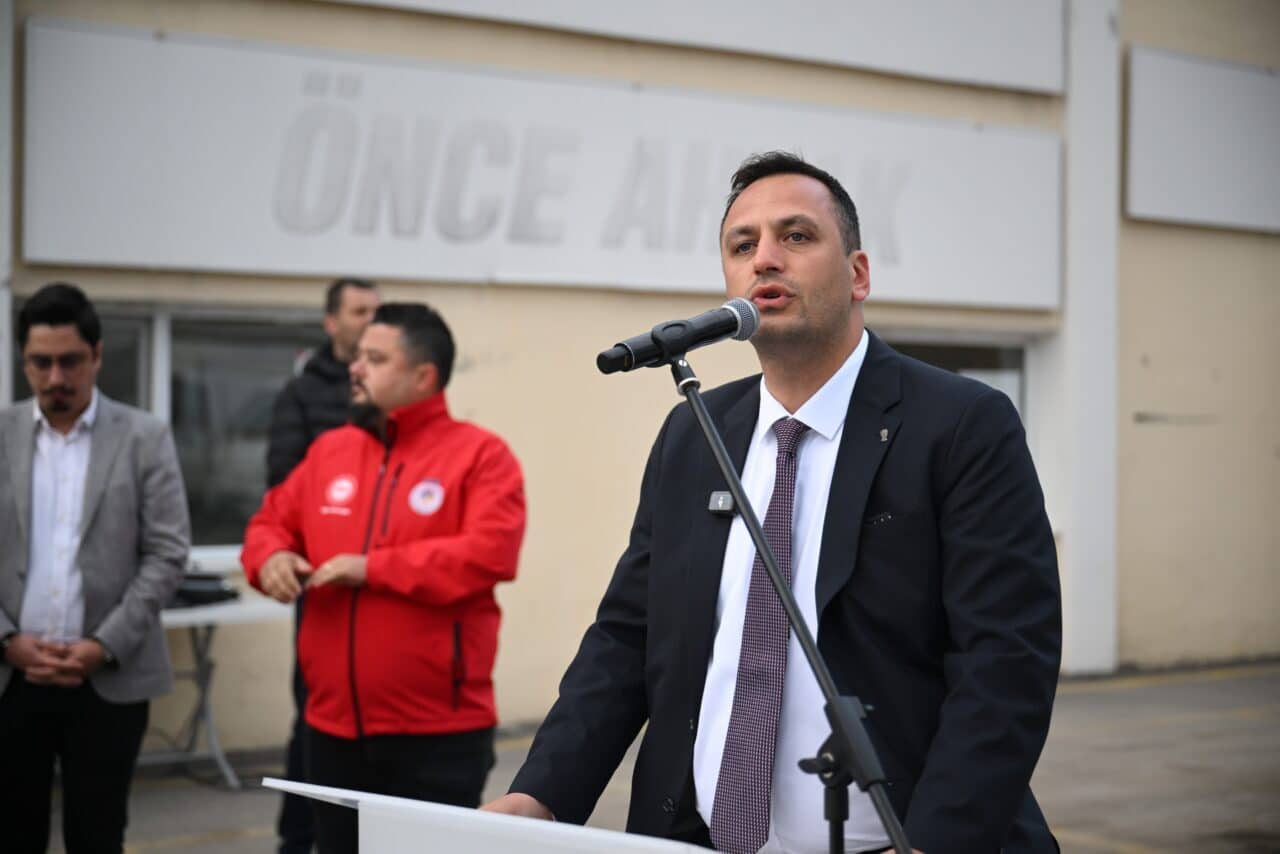 Başkan Eşki, işçilerle birlikte halay çekerek mücadele çağrısında bulundu. DİSK