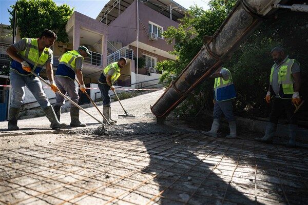 Bornova Belediyesi, ilçe genelinde başlattığı yol yapım çalışmaları kapsamında, özellikle