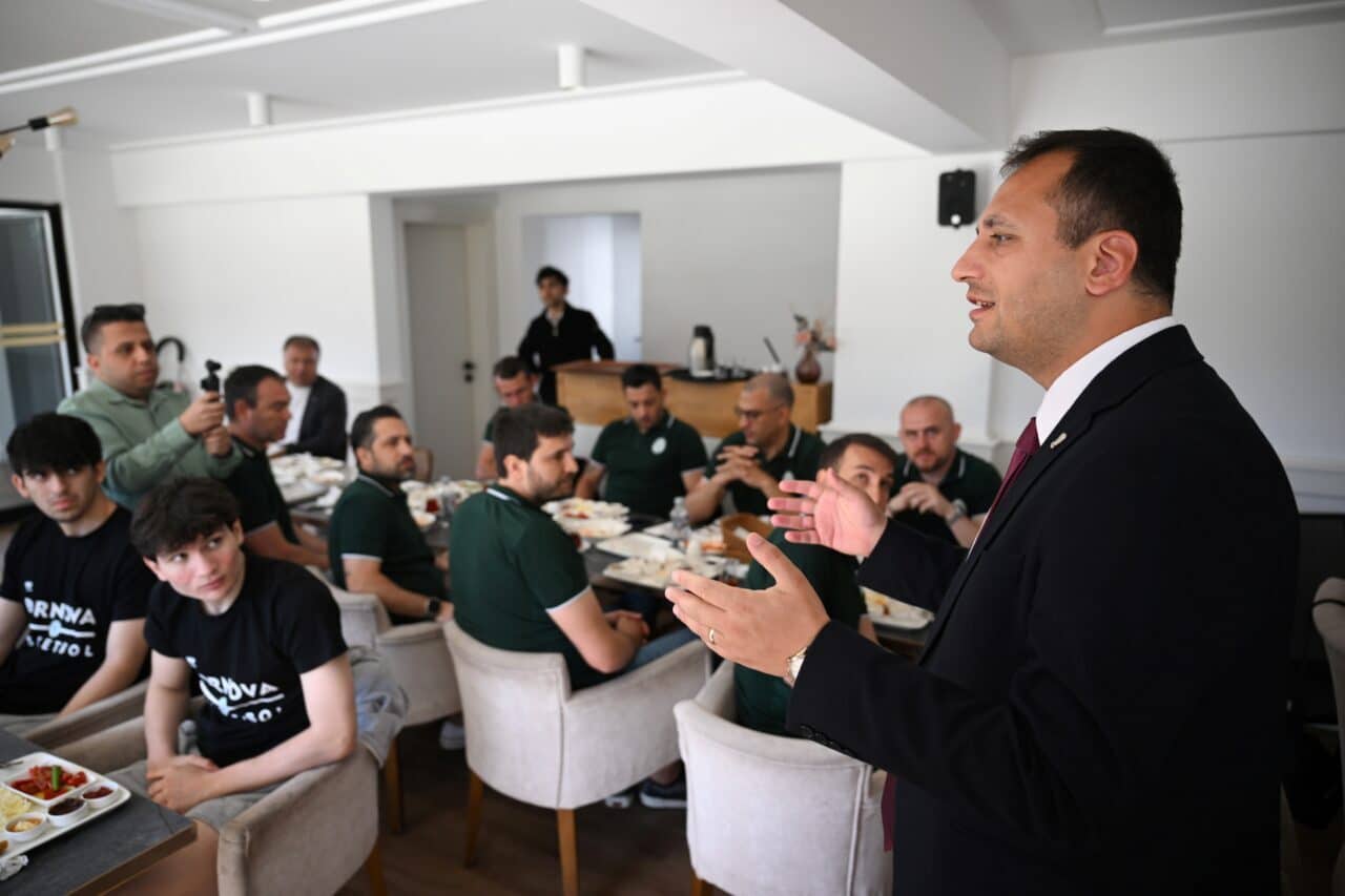 Bornova Belediye Başkanı Ömer Eşki, U18 Basketbol Takımı ile bir