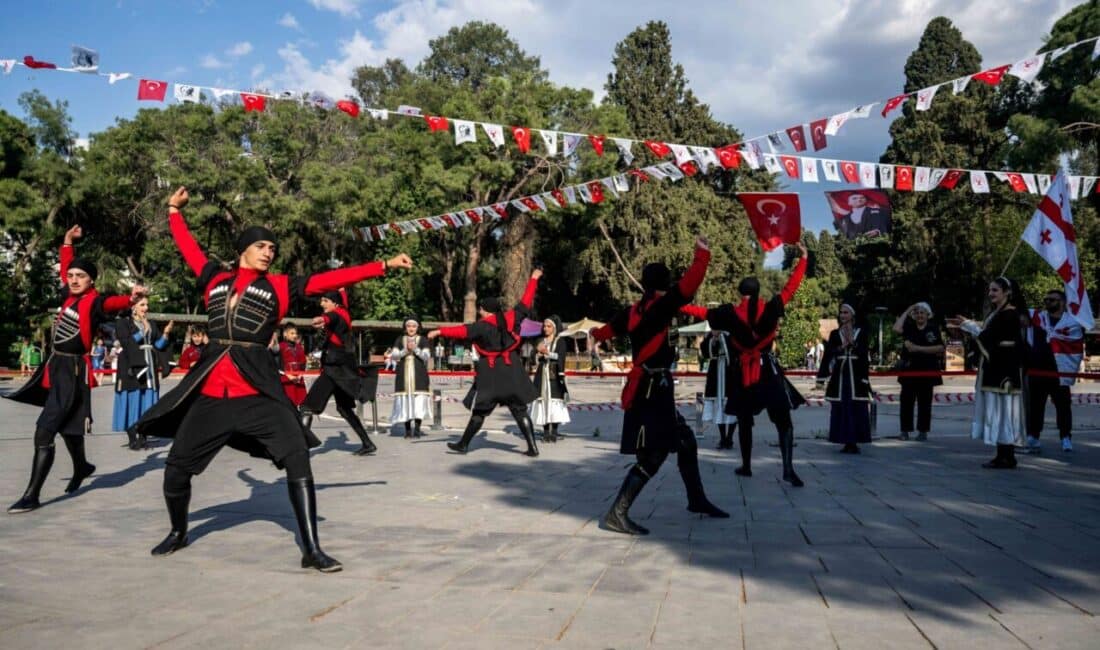 Festivalin ilk gününde Bornova Büyükpark Meydanı’nda derneklerin kültürel tanıtım stantları