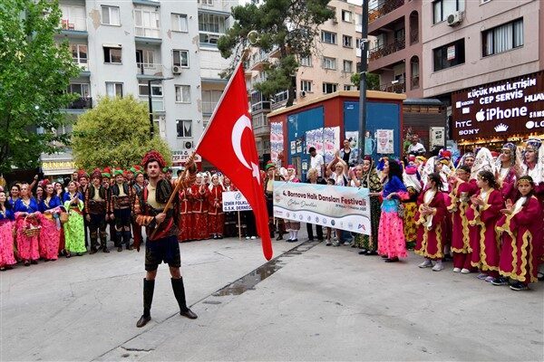 29 Mayıs-1Haziran tarihleri arasında gerçekleşen festivalin ikinci gününde kortej geçişi