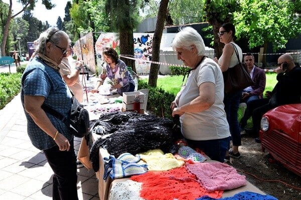 Bornova Kadın Girişimi ve İşletme Kooperatifi üyeleri, el emeği ürünlerini