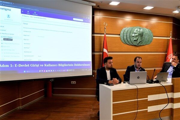 Bornova Belediyesi, e-ruhsat uygulamasını tanıttı. Toplantıya Belediye Başkanı Ömer Eşki