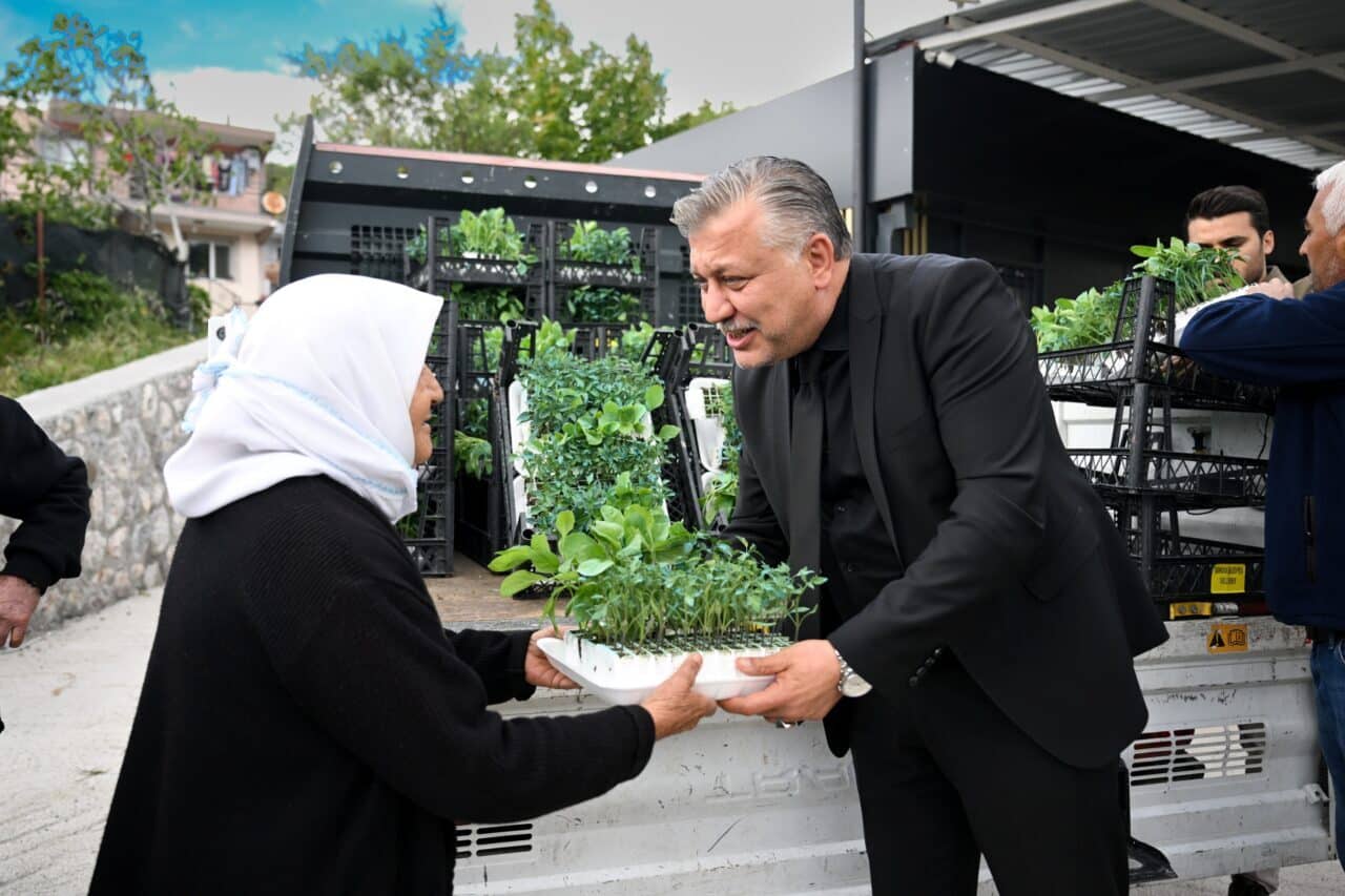 Bornova Belediyesi, Beşyol Mahallesi'nde 20 bin atalık tohumdan üretilen 