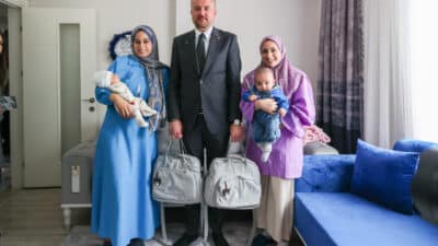 Buca Belediyesi, 'Merhaba Bebek' setleriyle yeni doğan bebekleri karşılıyor. Belediye